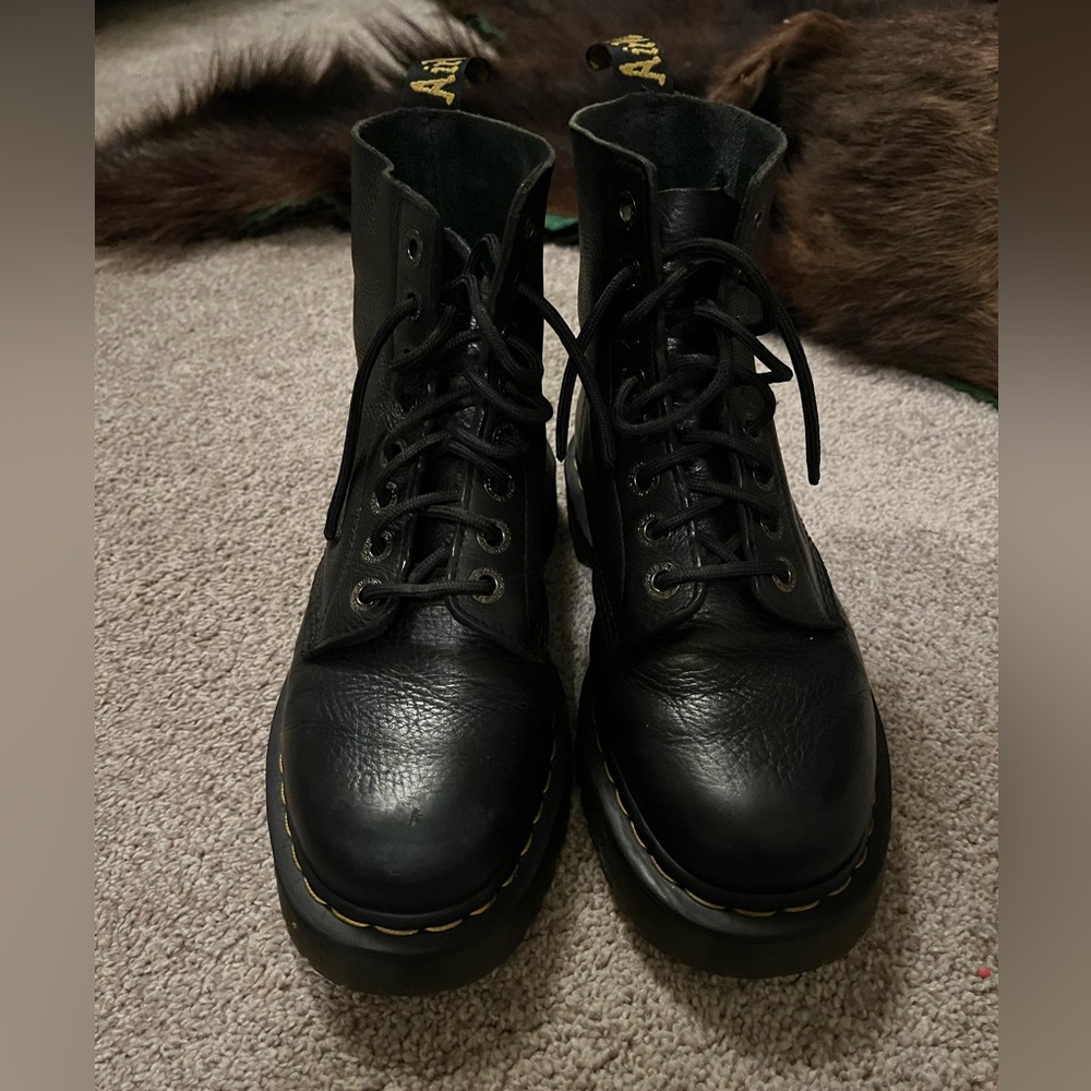 Dr martens combat 90s style combat boots in excellent preowned condition